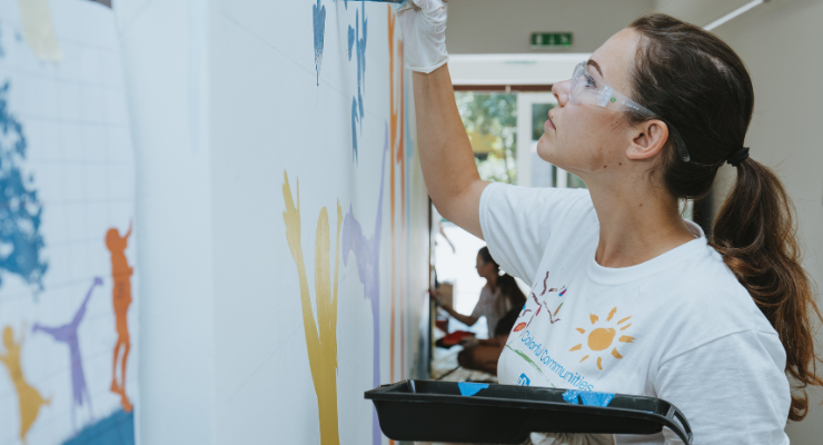 A PPG új festék az új kezdethez kezdeményezése átalakít egy általános iskolát Magyarországon